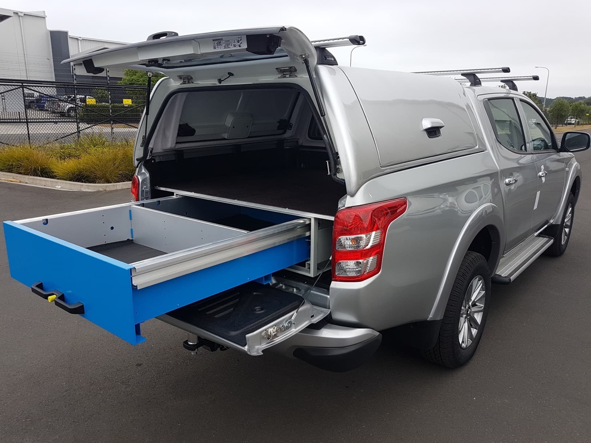 Commercial ute service body with underfloor drawer